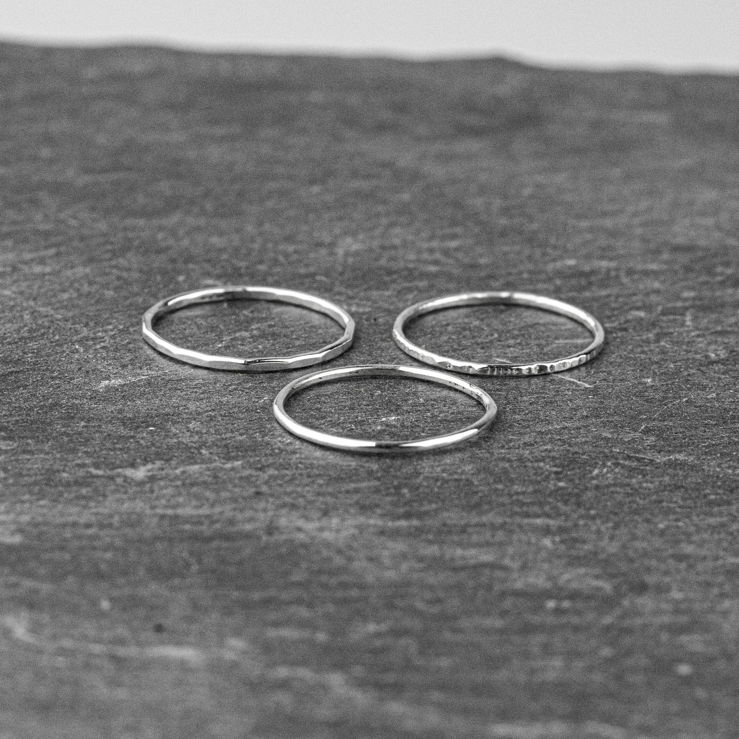 Bijoux Marion Chappaz trois Bagues en Argent fine lisse martelée et ciselée sur fond ardoise