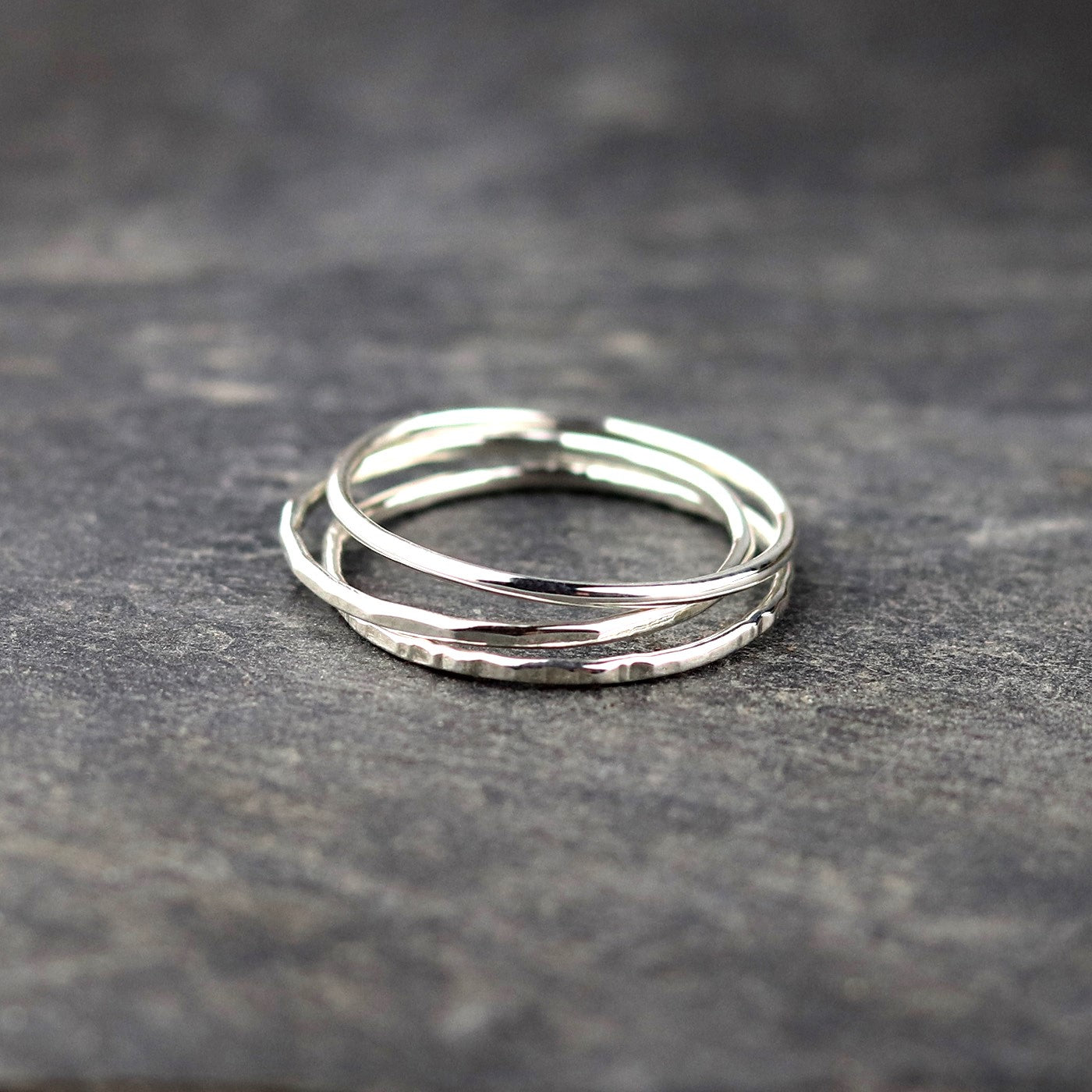 Bijoux Marion Chappaz trois Bagues en Argent fine lisse martelée et ciselée sur fond ardoise