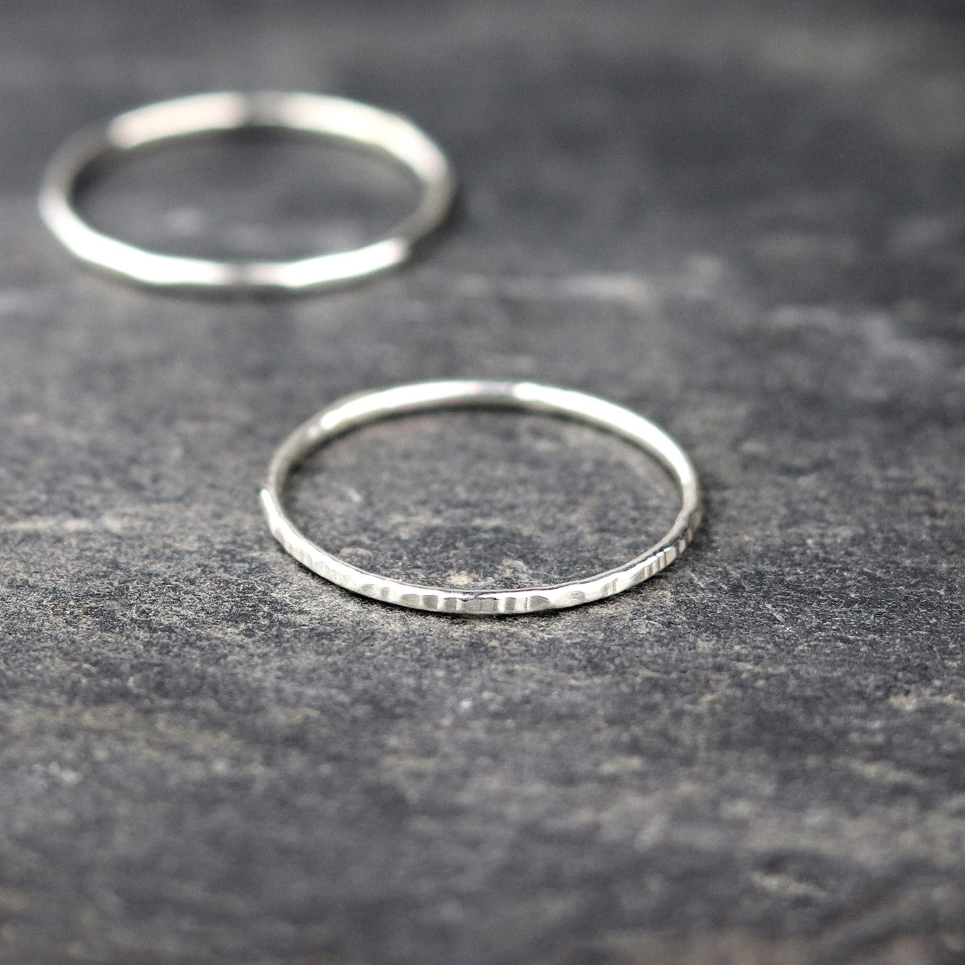 Bijoux Marion Chappaz trois Bagues en Argent fine ciselée sur fond ardoise