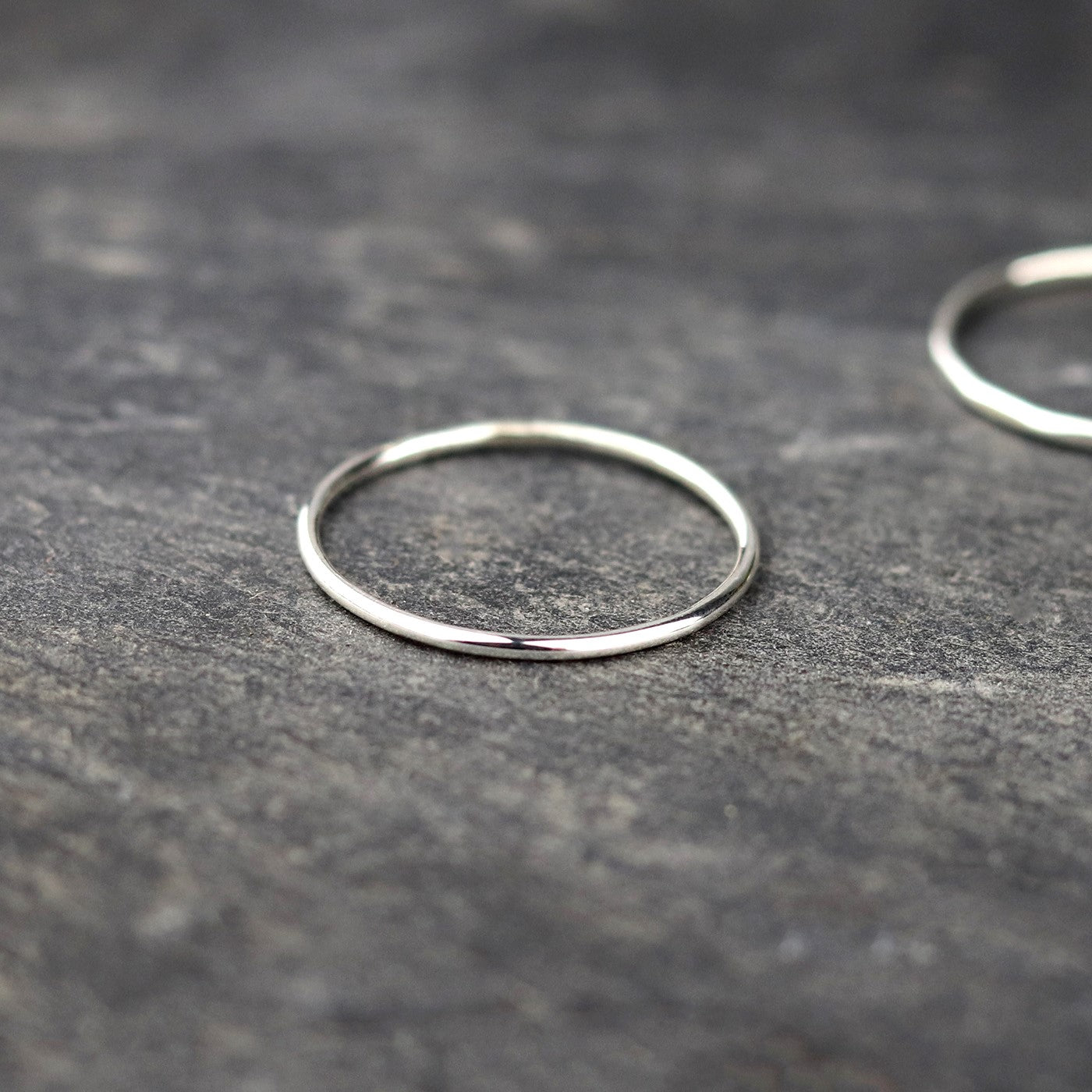 Bijoux Marion Chappaz trois Bagues en Argent fine lisse sur fond ardoise