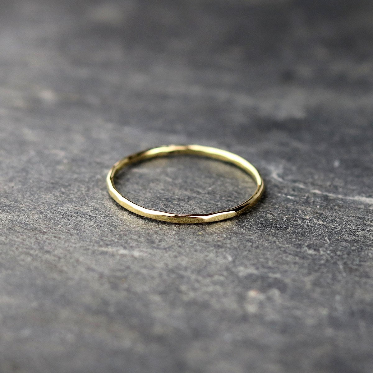 Bijoux Marion Chappaz Bague en Or 750/1000 18 carats fine martelée sur fond ardoise