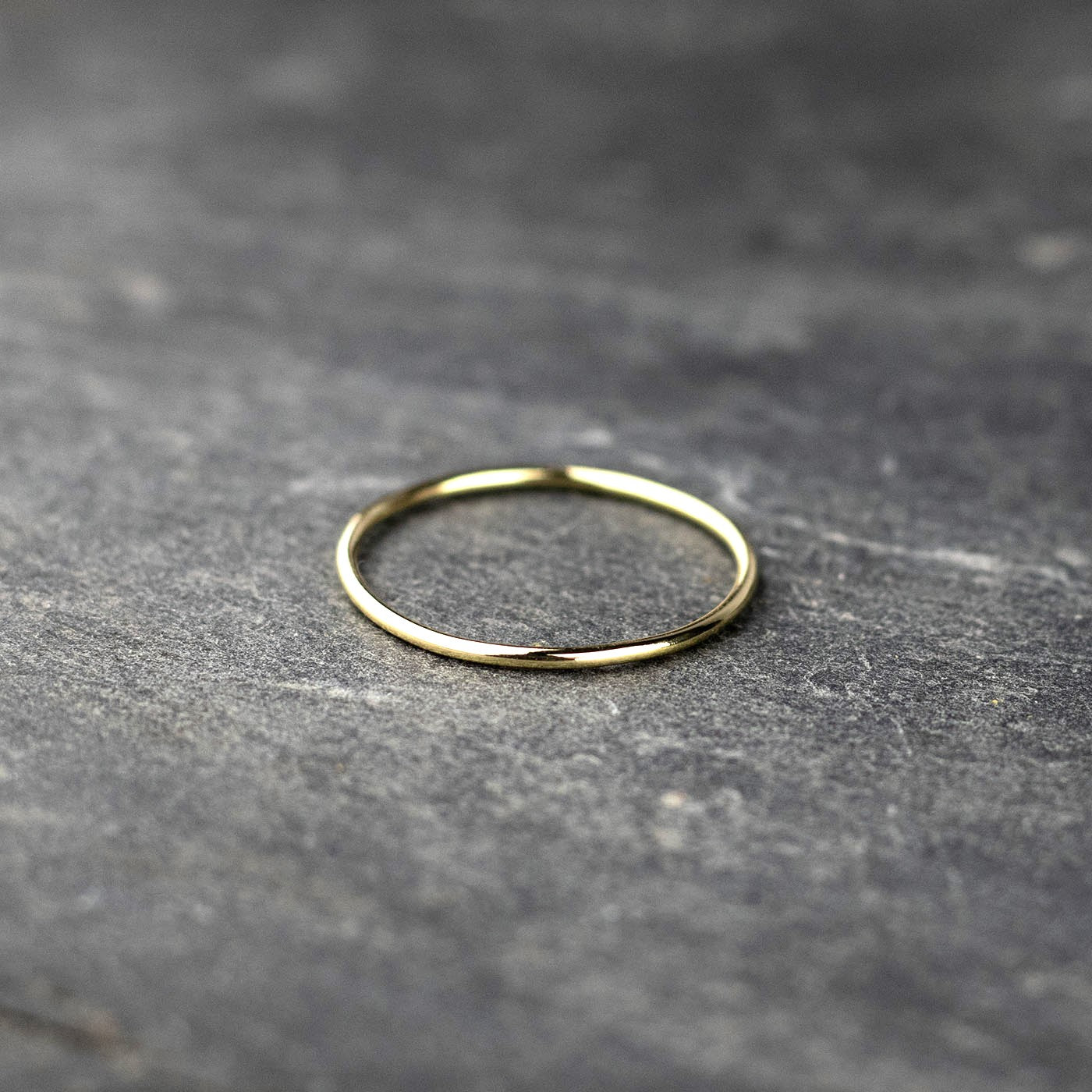 Bijoux Marion Chappaz Bague en Or 750/1000 18 carats fine lisse sur fond ardoise