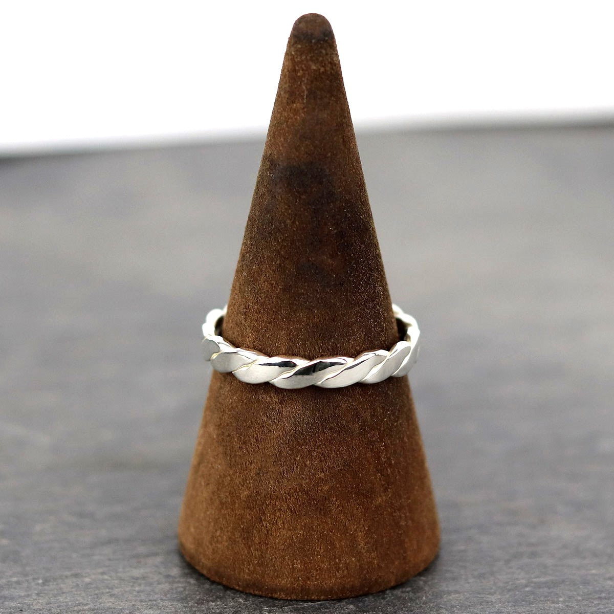 bijoux marion chappaz en argent 825 bague tresse tressée pour femme sur support bois