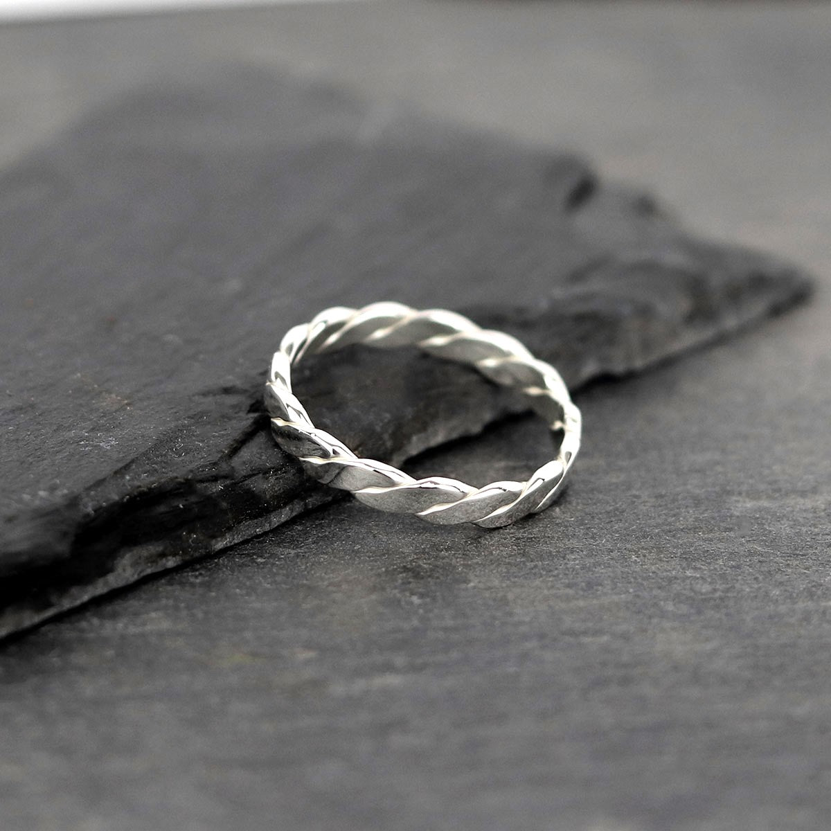 bijoux marion chappaz en argent 825 bague tresse tressée pour femme sur ardoise