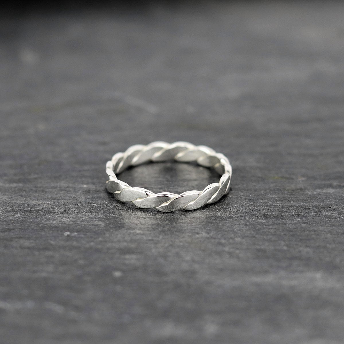 bijoux marion chappaz en argent 825 bague tresse tressée pour femme sur ardoise