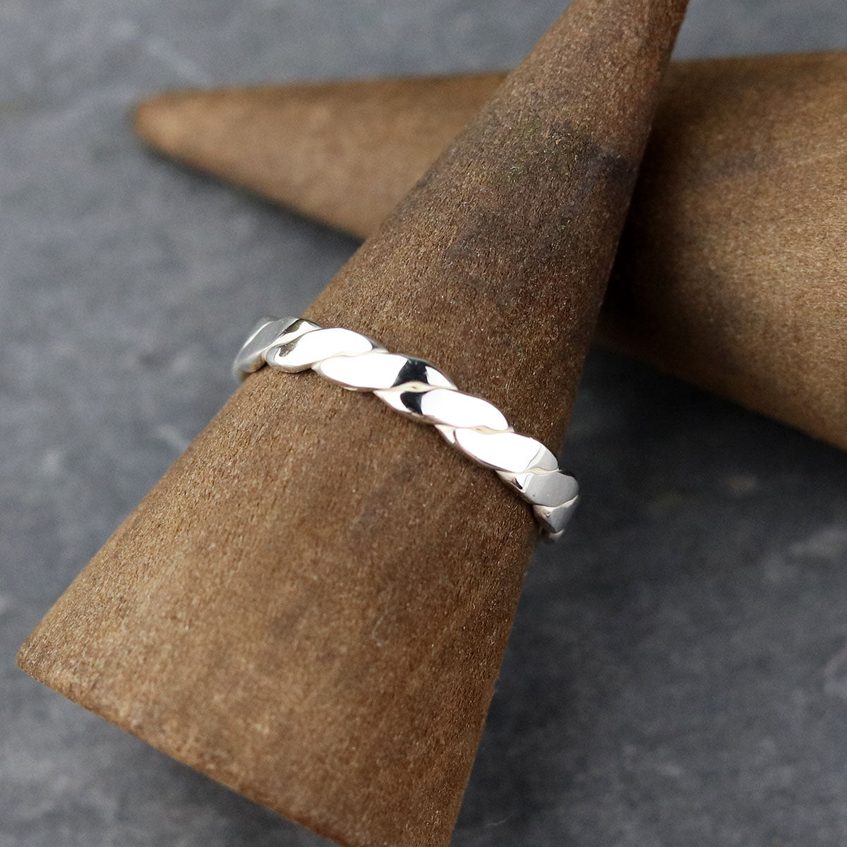 bijoux marion chappaz en argent 825 bague tresse tressée pour femme sur support bois
