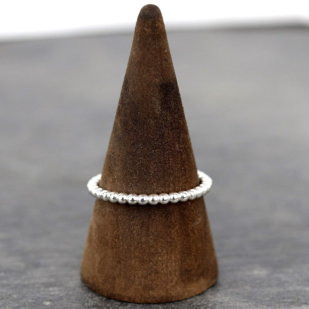 Bijoux Marion Chappaz Bague en argent perlée sur support bois
