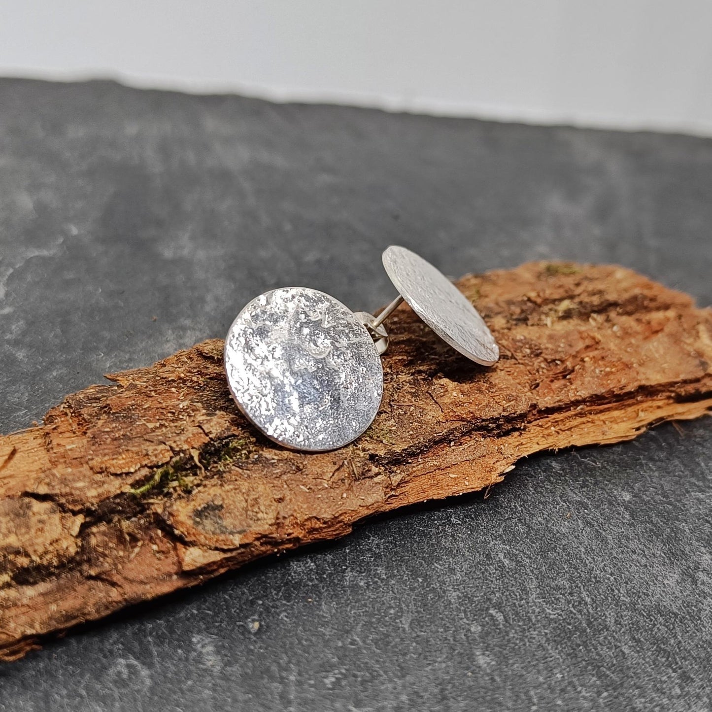 bijoux marion chappaz en argent 925 boucles d'oreilles Moon lune texturées puces fermoir poussoir papillon tirette belge papillon pour femme sur bois