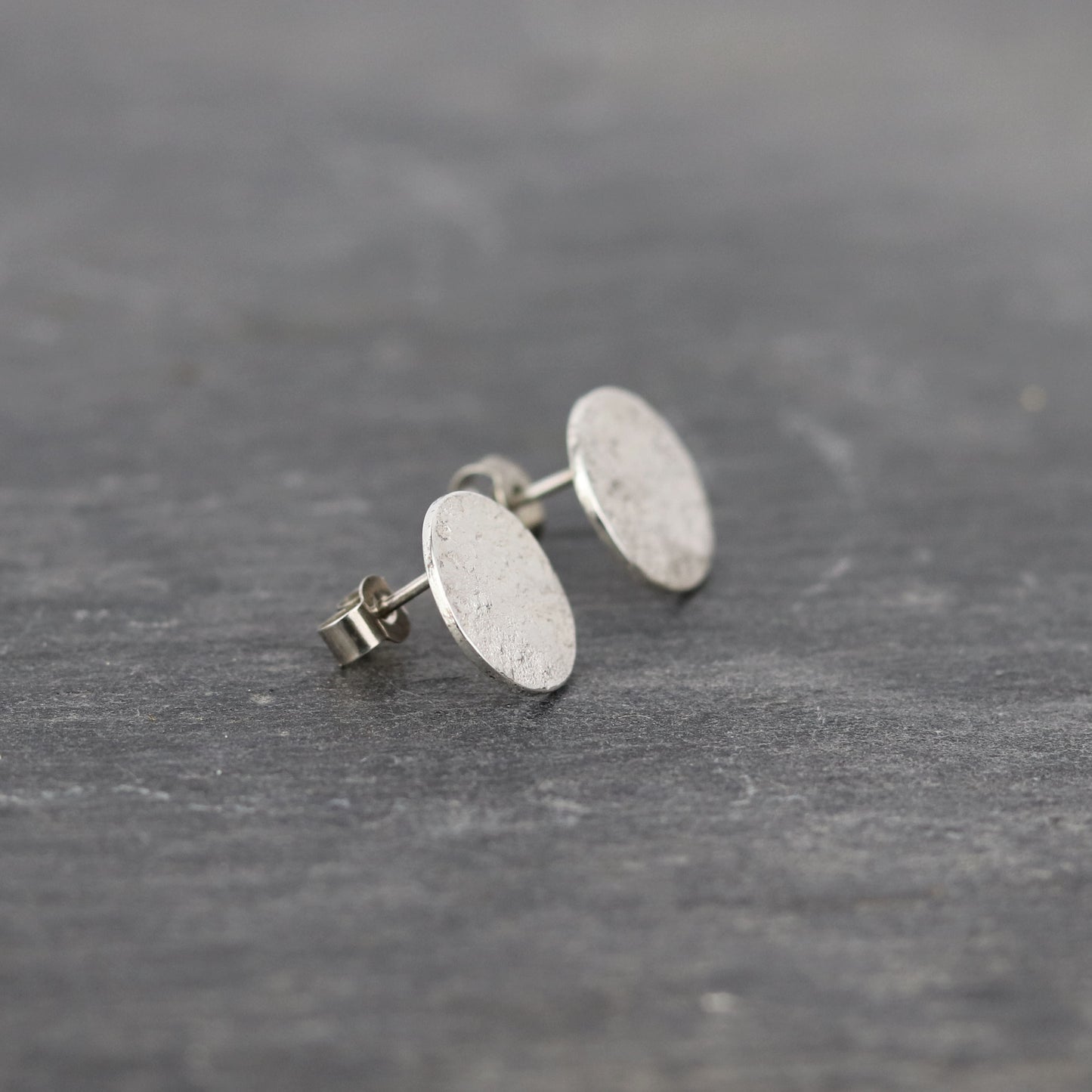 bijoux marion chappaz en argent 925 boucles d'oreilles Moon lune texturées puces fermoir poussoir papillon tirette belge papillon pour femme sur ardoise