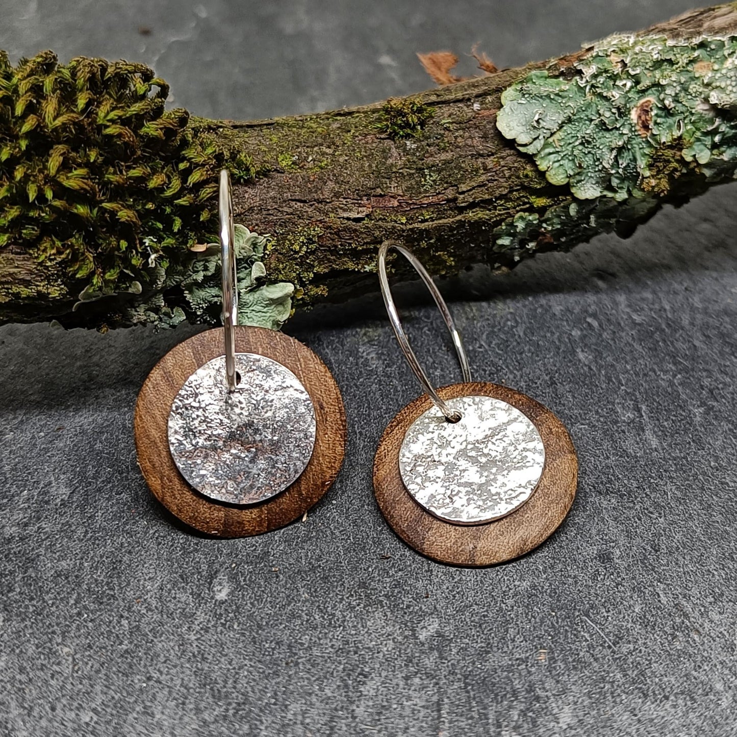 bijoux marion chappaz en argent 925 boucles d'oreilles pour femme créoles moon wood bois noyer médaille texture lune sur support