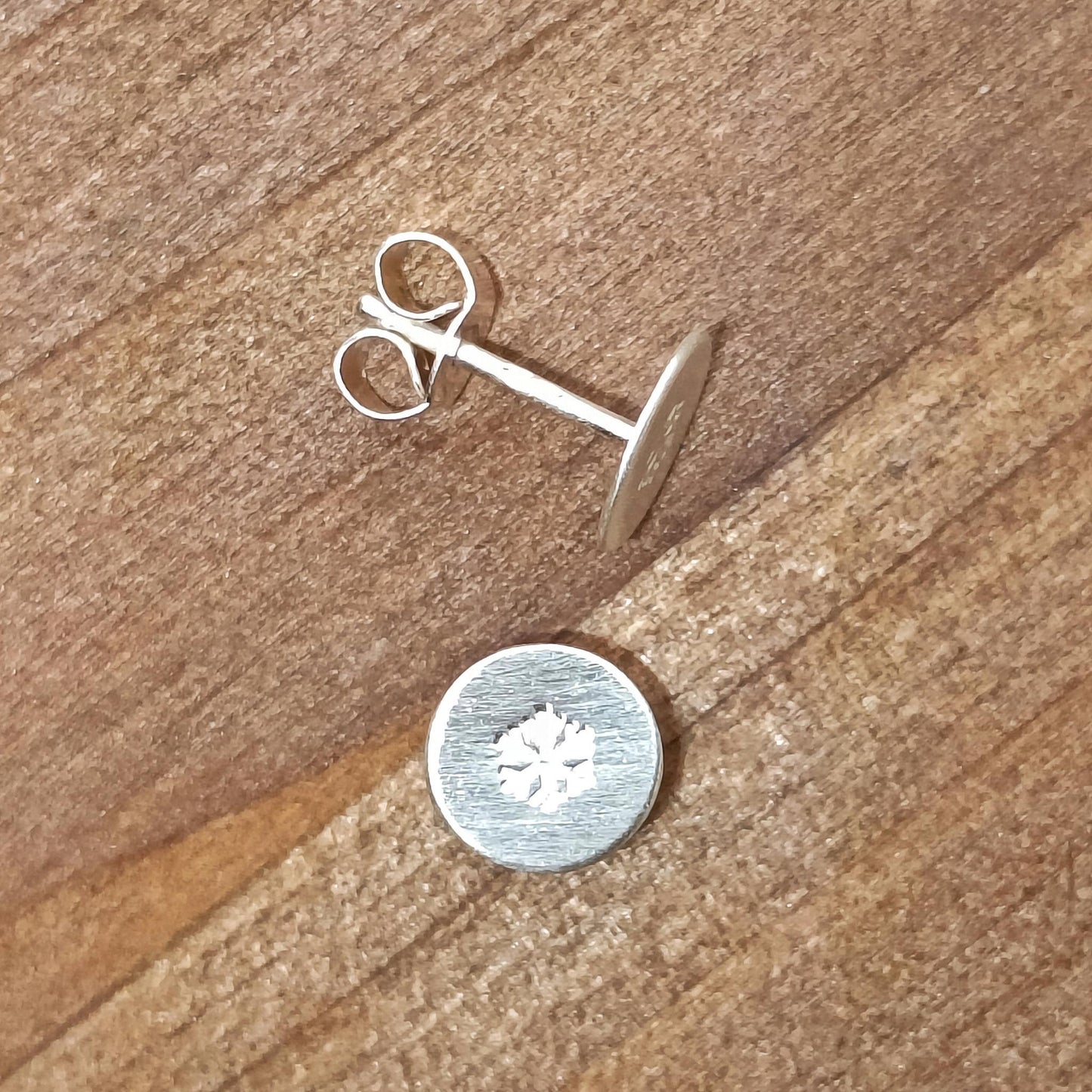 bijoux marion chappaz en argent 925 boucles d'oreilles puces fermoir poussoir flocon pour femme sur fond bois