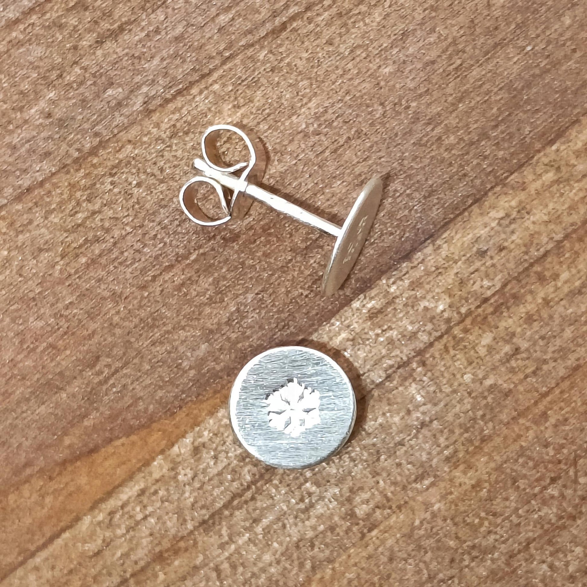 bijoux marion chappaz en argent 925 boucles d'oreilles puces fermoir poussoir flocon pour femme sur fond bois