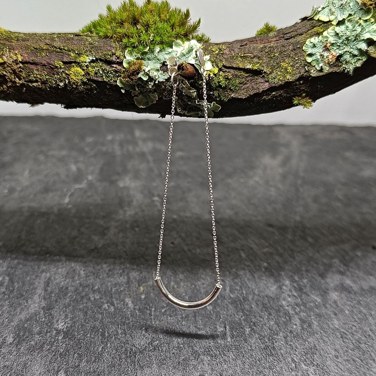 bijoux marion chappaz argent 925 boucles d'oreilles chaine maille forçat fine tube arrondi sur support bois
