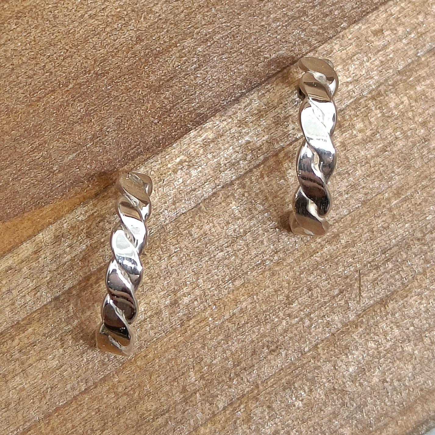 bijoux marion chappaz en argent 925 boucles d'oreilles créoles tressées torsades sur support bois