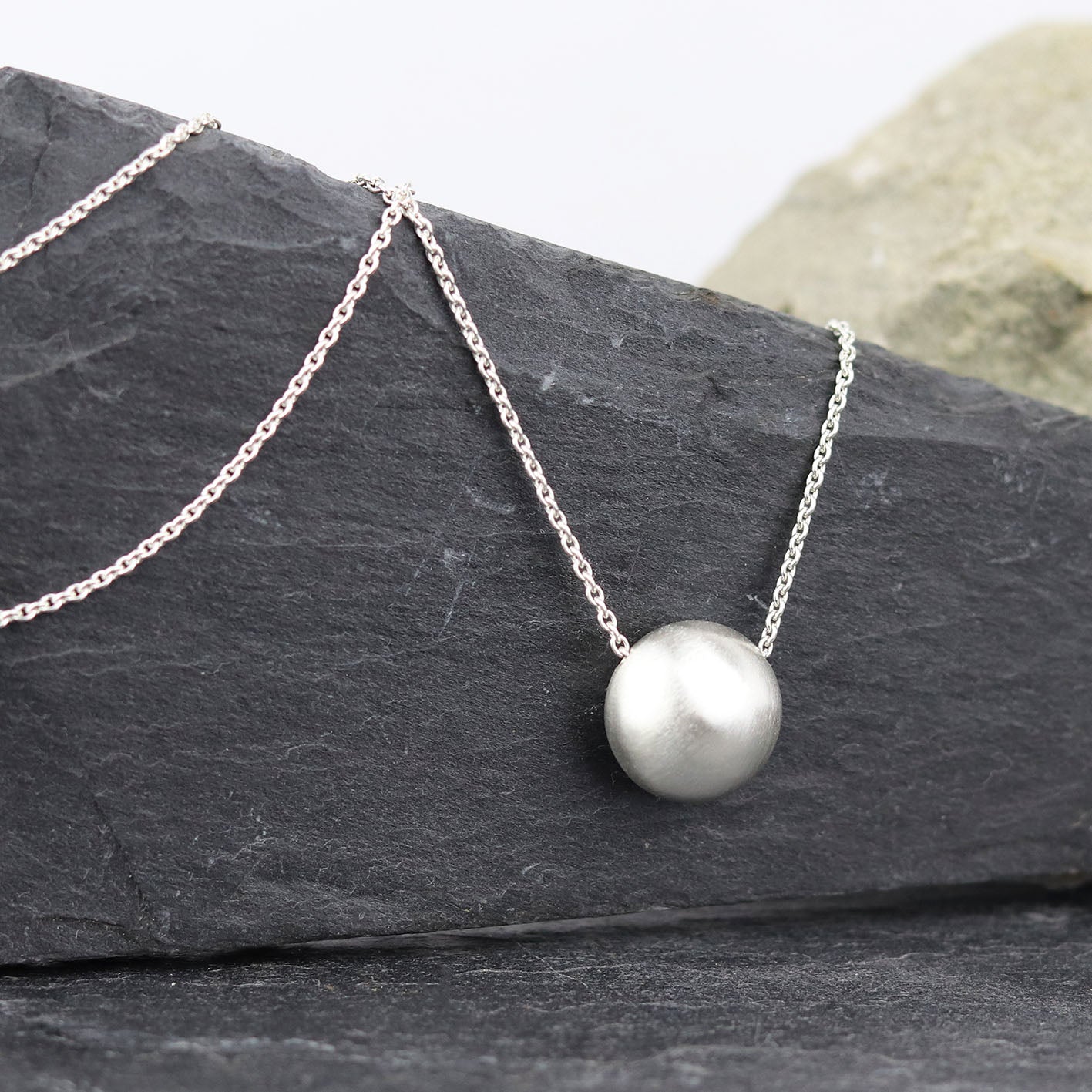 bijoux marion chappaz collier argent bulle sphere pour femme posé sur ardoise chaine maille forçat