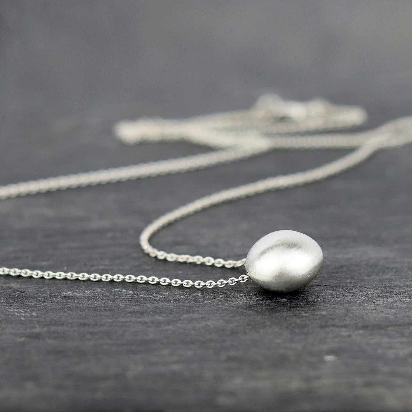 bijoux marion chappaz collier argent bulle sphere pour femme posé sur pierre chaine maille forçat
