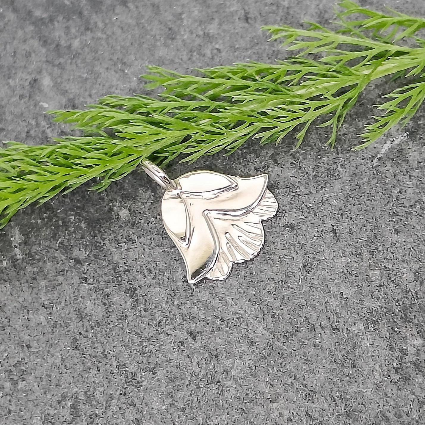 bijoux marion chappaz collier clochette en argent 925 fleur nature pendentif posé sur ardoise pour femme