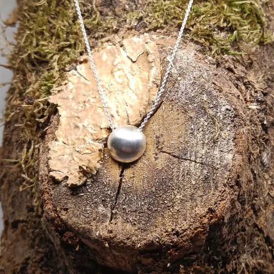 bijoux marion chappaz collier argent 925 demi sphère demi globe brossé pour femme posé sur du bois
