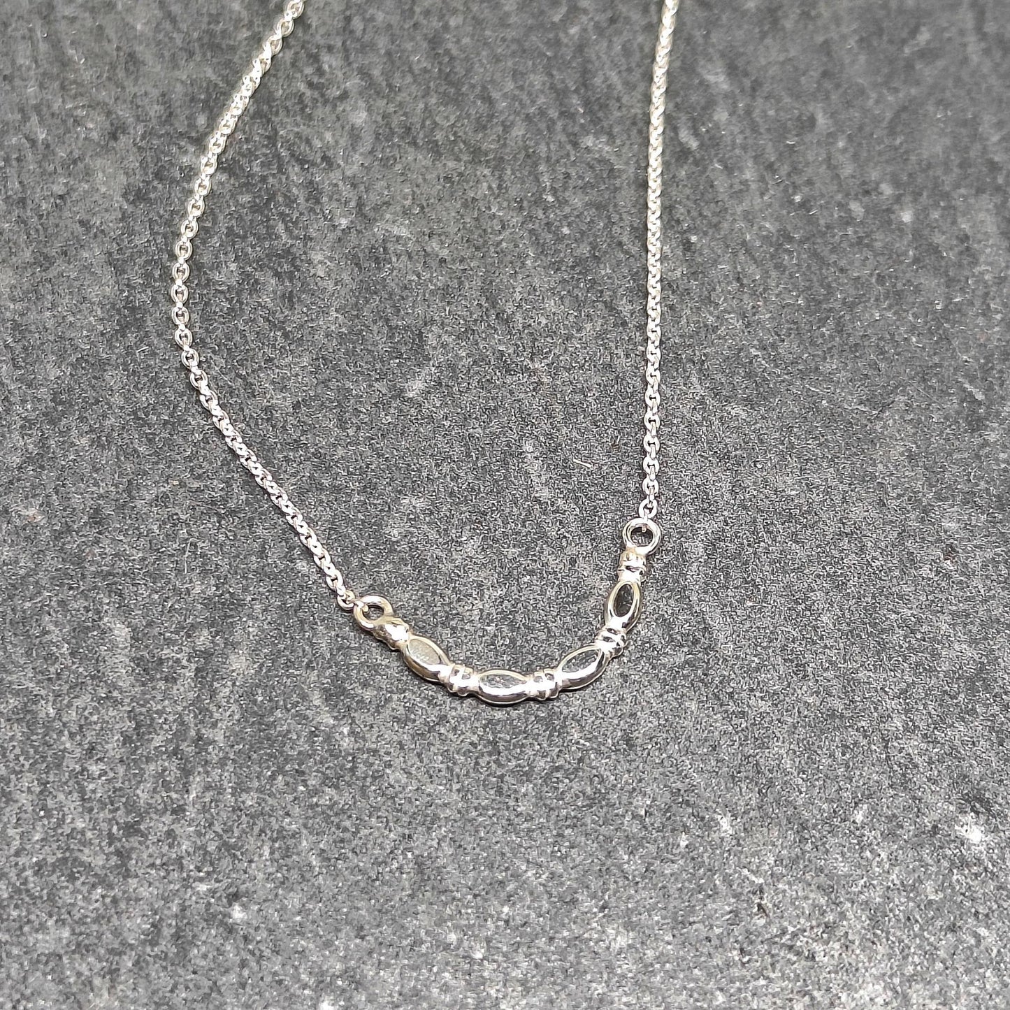 bijoux marion chappaz collier argent bonbon pour femme posé sur ardoise chaine maille forçat