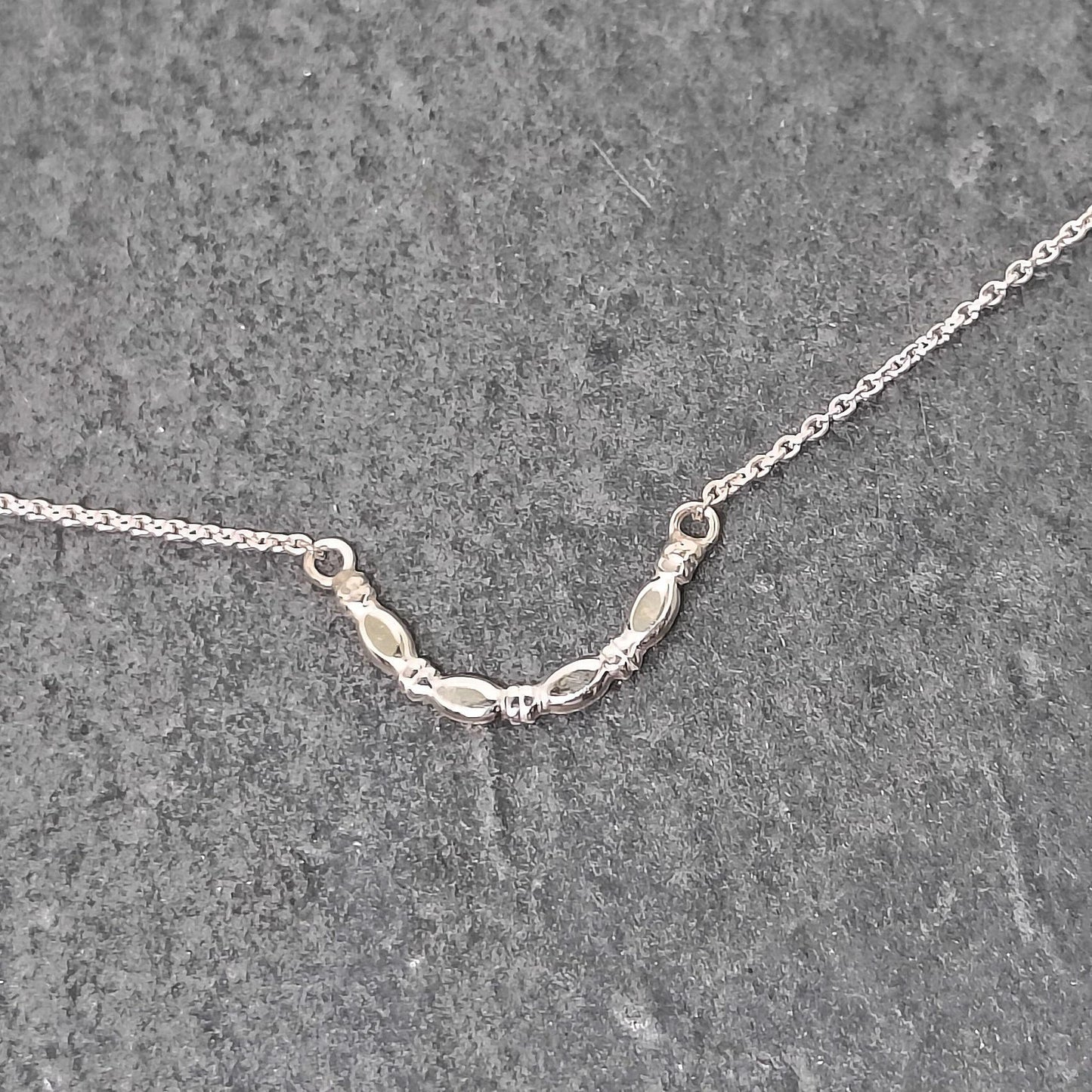 bijoux marion chappaz collier argent bonbon pour femme posé sur ardoise chaine maille forçat