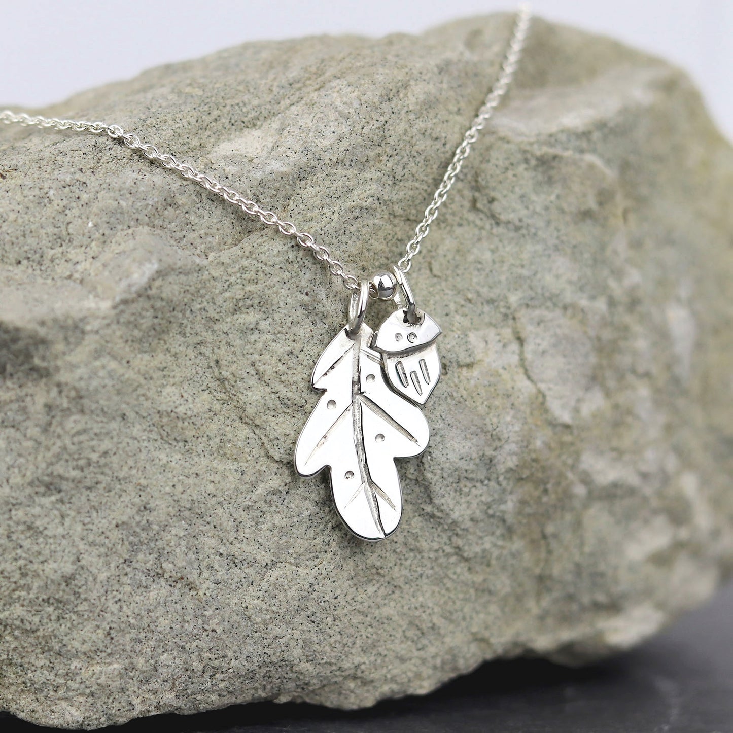collier femme bijoux marion chappaz pendentif chêne feuille et gland ciselés chaine maille forçat pour femme