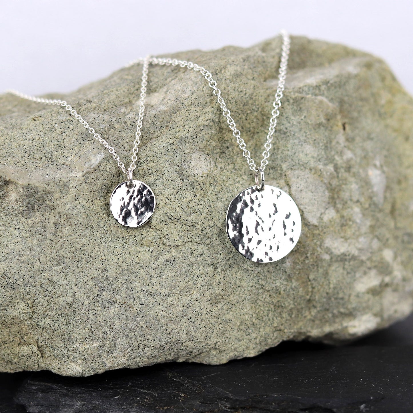 bijoux marion chappaz collier argent 925 pour femme médailles martelées 2 tailles sur chaine fine maille forçat ronde posées sur une pierre