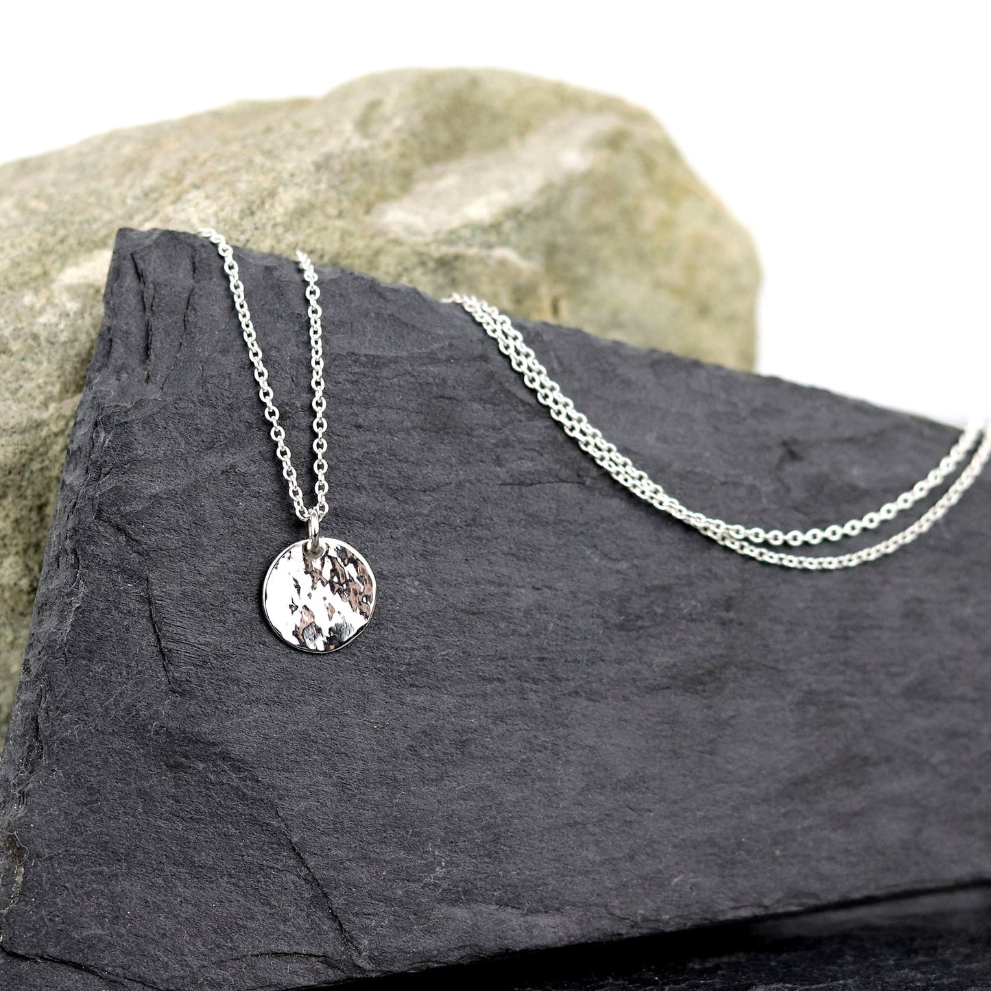 bijoux marion chappaz collier argent 925 pour femme médaille martelée taille S sur chaine fine maille forçat ronde posée sur une ardoise