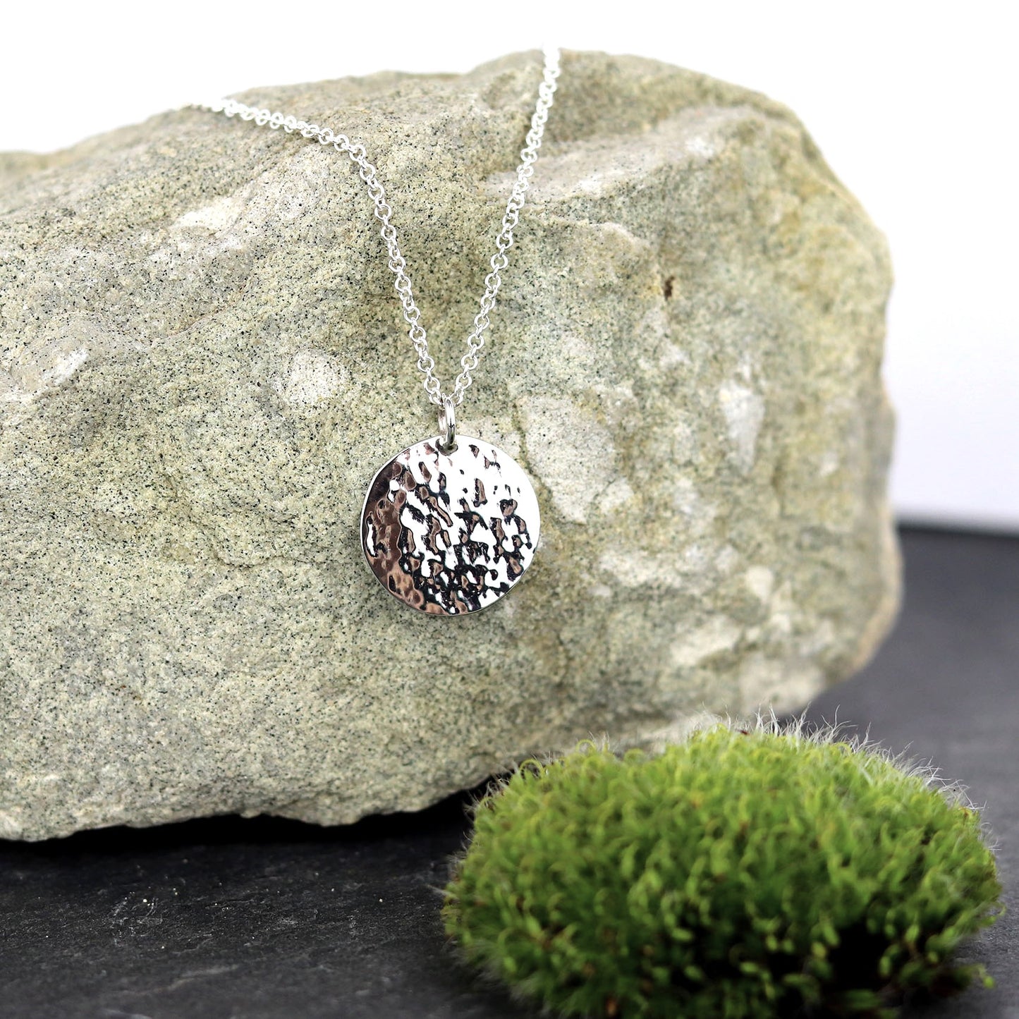 bijoux marion chappaz collier argent 925 pour femme médaille martelée taille L sur chaine fine maille forçat ronde posée sur une pierre