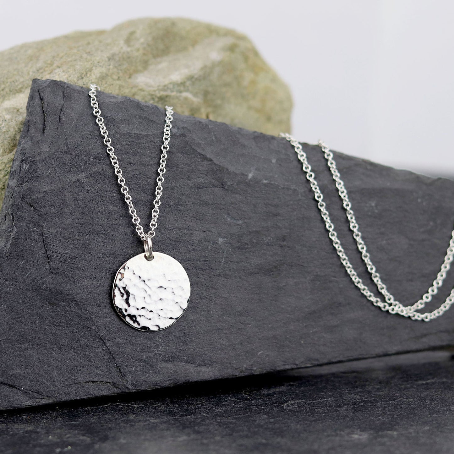 bijoux marion chappaz collier argent 925 pour femme médaille martelée taille L sur chaine fine maille forçat ronde posée sur une ardoise