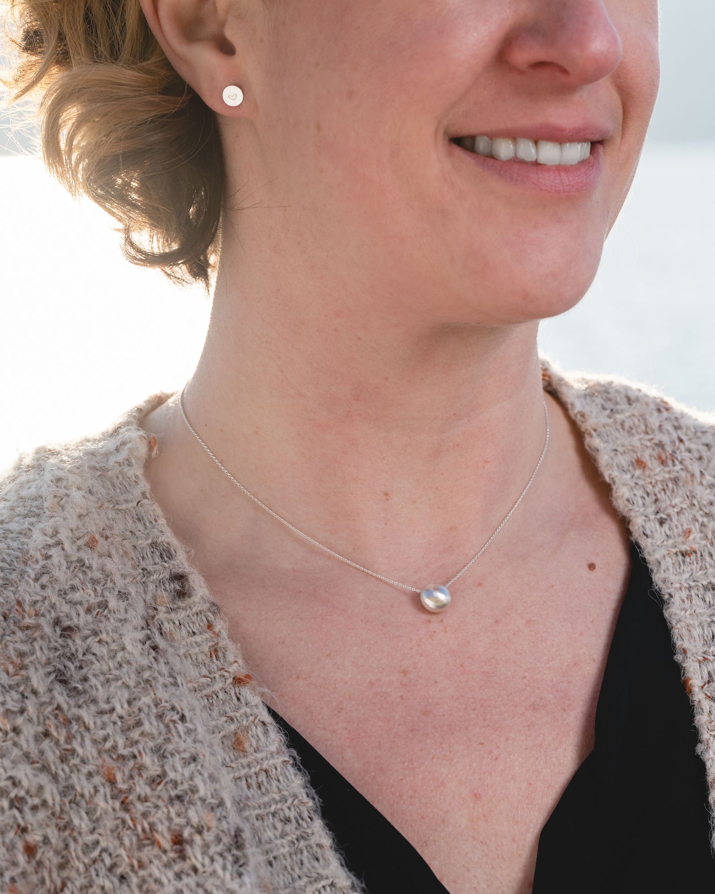 bijoux marion chappaz collier argent bulle sphere pour femme chaine maille forçat portée par une femme