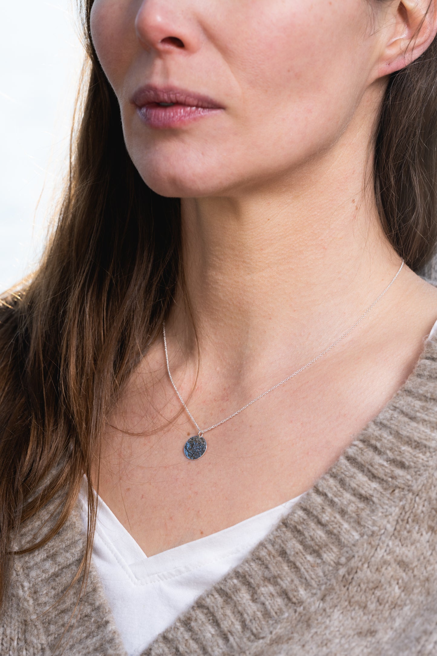 bijoux marion chappaz collier argent 925 pour femme médaille martelée taille L sur chaine fine maille forçat ronde posée sur une ardoise
