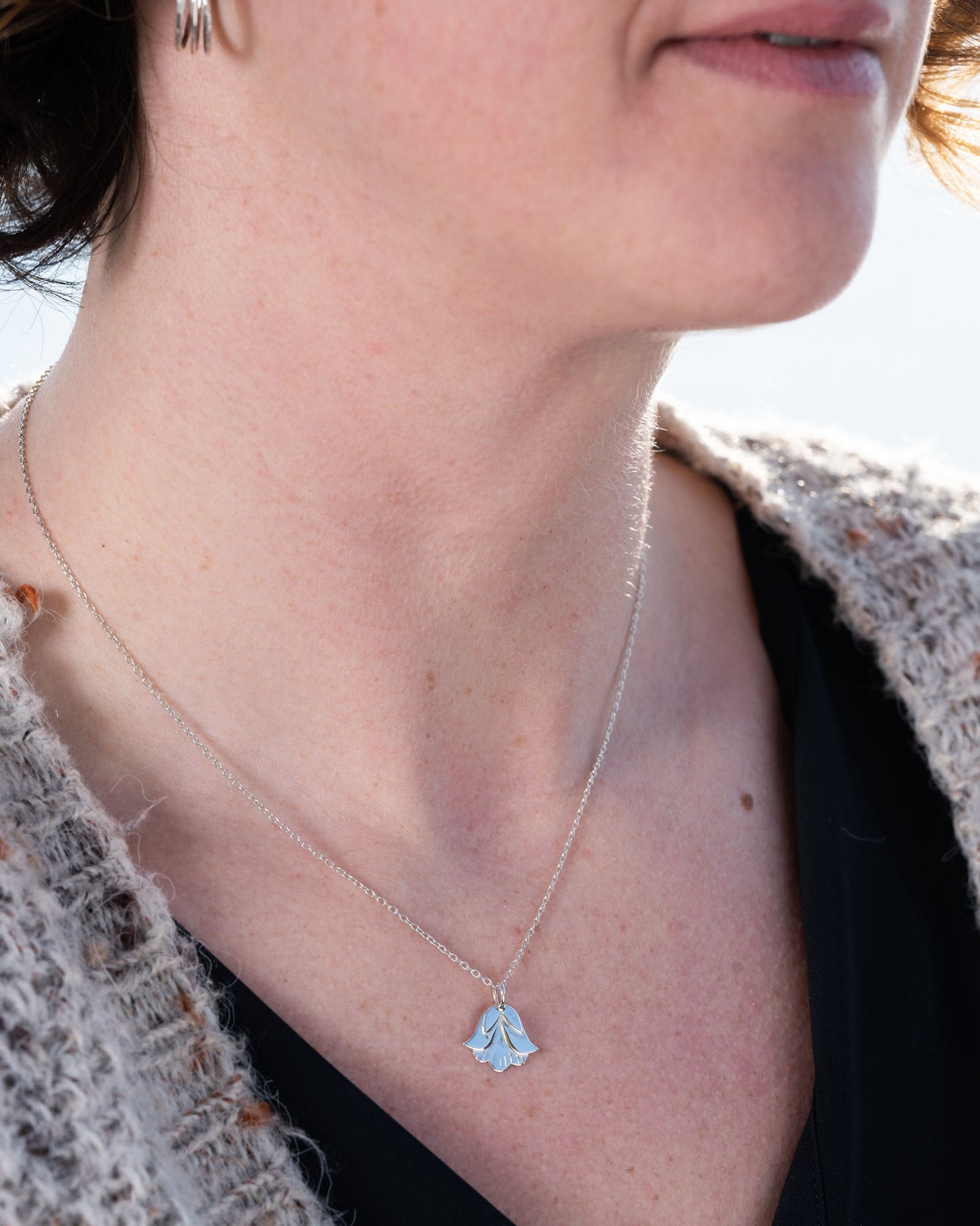 bijoux marion chappaz collier clochette en argent 925 fleur nature pendentif porté par une femme