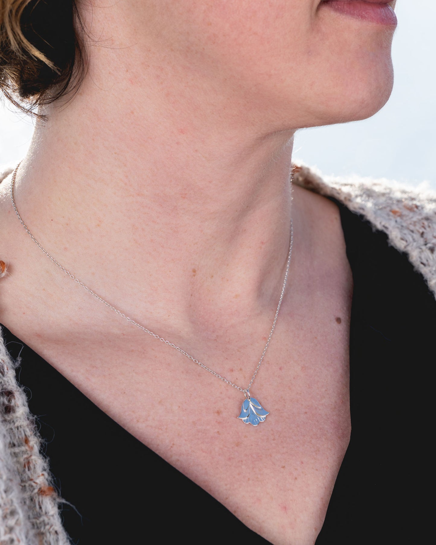 bijoux marion chappaz collier clochette en argent 925 fleur nature pendentif porté par une femme