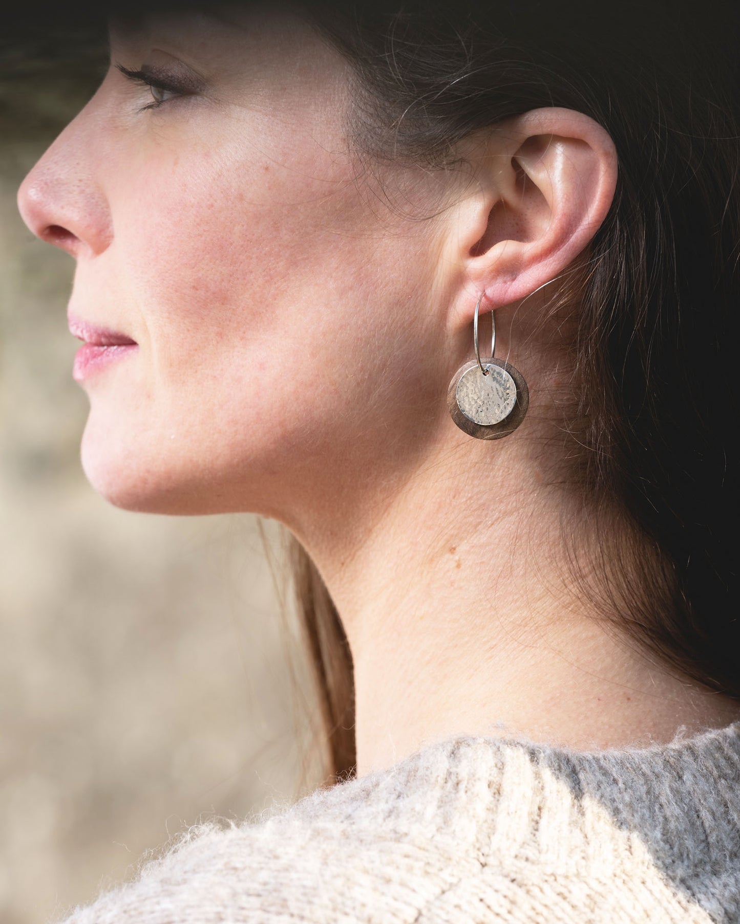 bijoux marion chappaz en argent 925 boucles d'oreilles pour femme créoles moon wood bois noyer médaille martelée portées