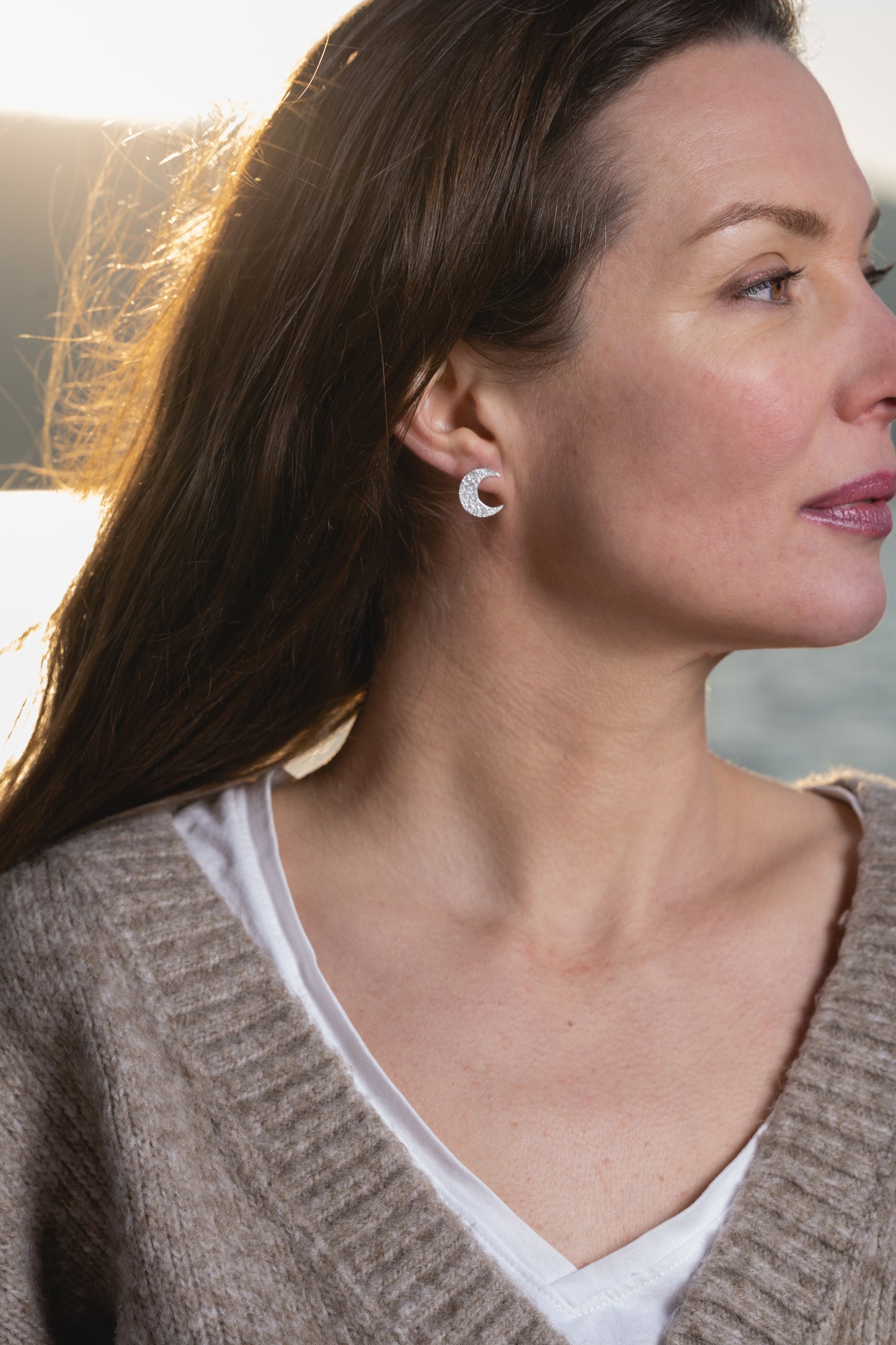 bijoux marion chappaz en argent 925 boucles d'oreilles Moon asymétriques lune texturées puces fermoir poussoir papillon tirette belge papillon pour femme portées vue oreille droite