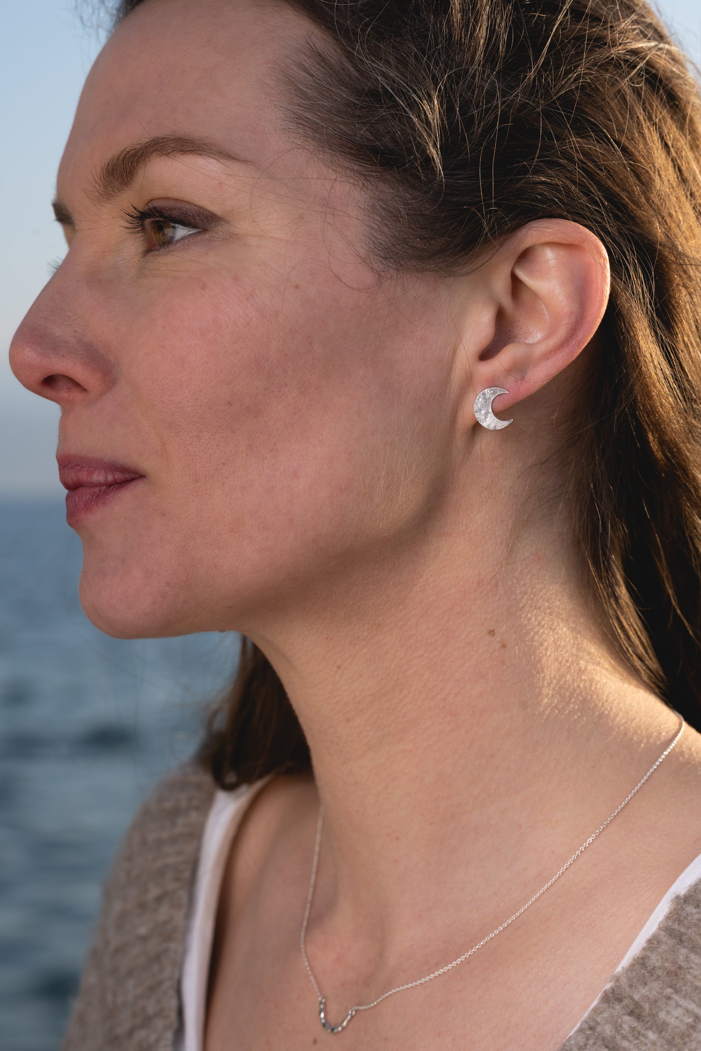bijoux marion chappaz en argent 925 boucles d'oreilles Moon asymétriques lune texturées puces fermoir poussoir papillon tirette belge papillon pour femme portées vue oreille gauche