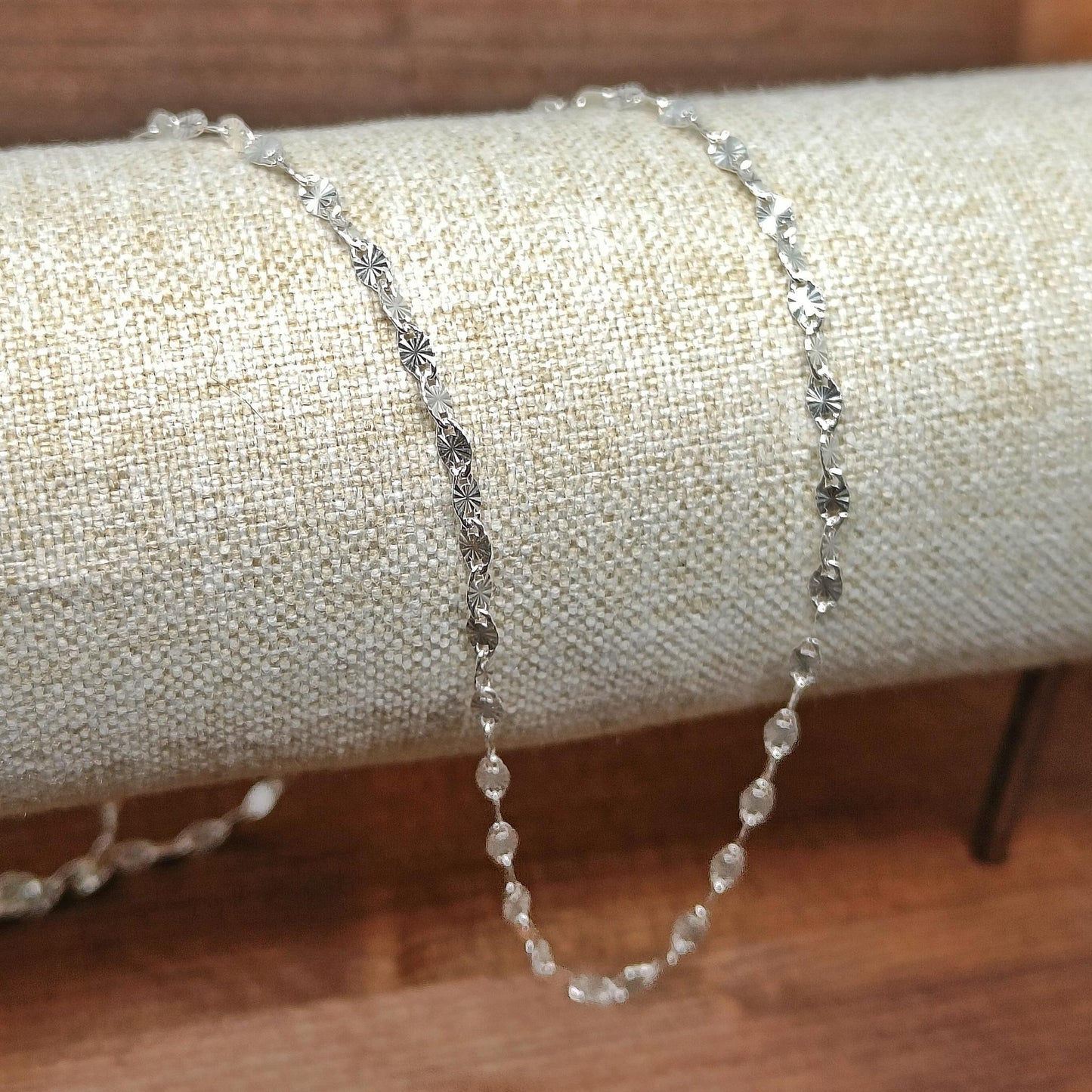 bijoux marion chappaz collier chaine soleil maille fantaisie fine sophistiquée en argent 925 posé sur un portant