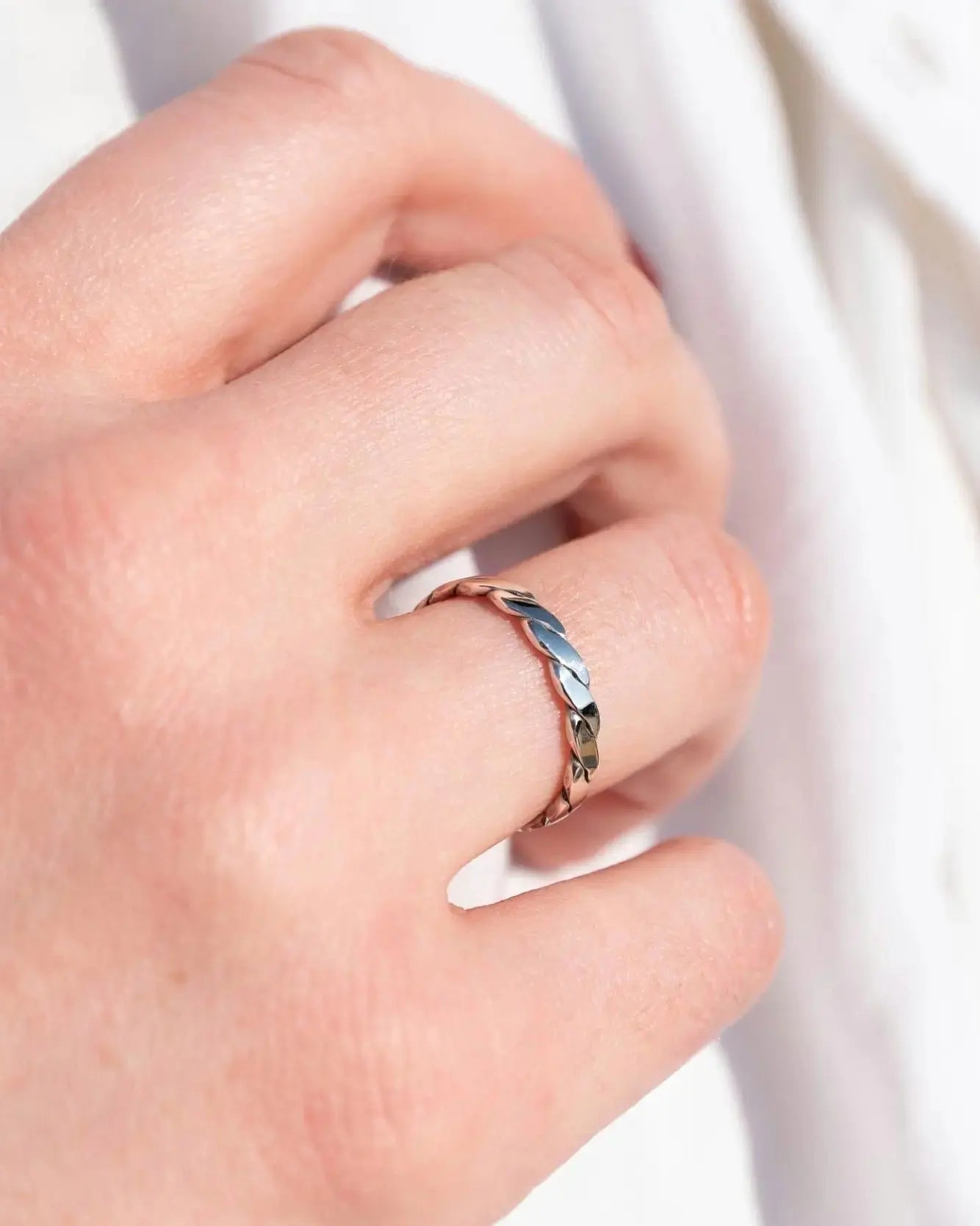 bijoux marion chappaz en argent 825 bague tresse tressée pour femme portée