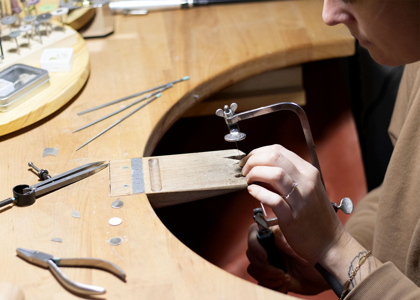 atelier de bijouterie apprendre à créer un bijou dans l'atelier boutique Equinoxe à Villefranche-sur-Saône 