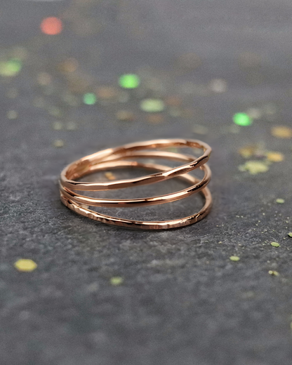 Bague Trio Marion Chappaz en or rose 750 millièmes 18 carats posé sur une ardoise naturelle