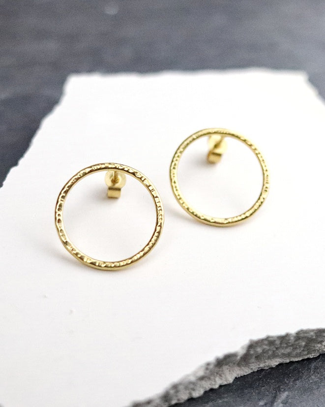 Bijoux Marion Chappaz Boucles d'oreilles Cercles Cirkel ciselées en vermeil (argent 925 plaqué or) sur support blanc et fond ardoise naturelle