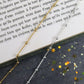 Bracelets Chaine boules en argent 925/1000 et vermeil  posés sur un livre et sur une ardoise naturelle