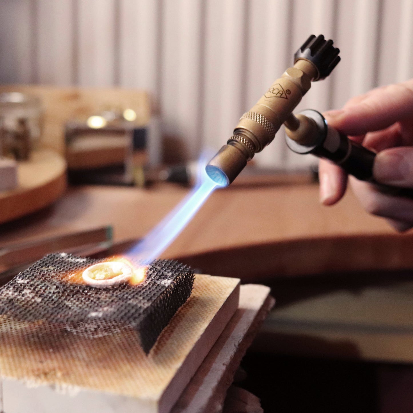 atelier de bijouterie apprendre à créer un bijou dans l'atelier boutique Equinoxe à Villefranche-sur-Saône chalumeau pour brasure