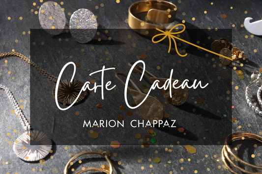 Carte cadeau Bijoux Marion Chappaz avec photo des bijoux en argent et en vermeil posées sur une ardoise naturelle et des paillettes dorées.