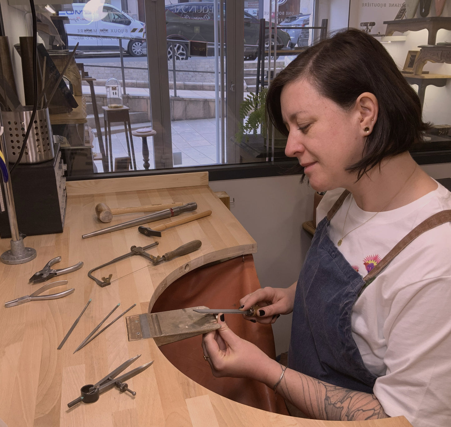 atelier de bijouterie apprendre à créer un bijou dans l'atelier boutique Equinoxe à Villefranche-sur-Saône 
