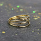 Bague Trio Marion Chappaz en or jaune 750 millièmes 18 carats posé sur une ardoise naturelle