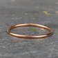 Bague fine or rose 750/1000 lisse  posée sur une ardoise naturelle